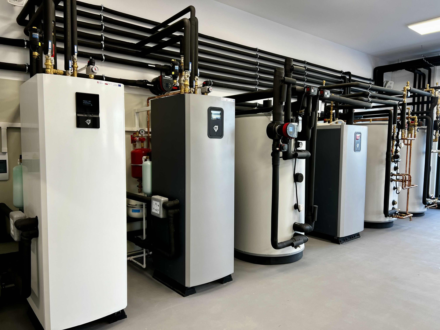 Nowoczesne laboratorium z zainstalowanymi pompami ciepła różnych typów