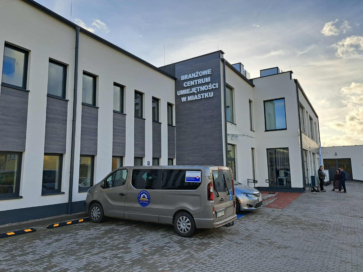 Nowoczesny budynek BCU w Miastku z widocznym logo centrum