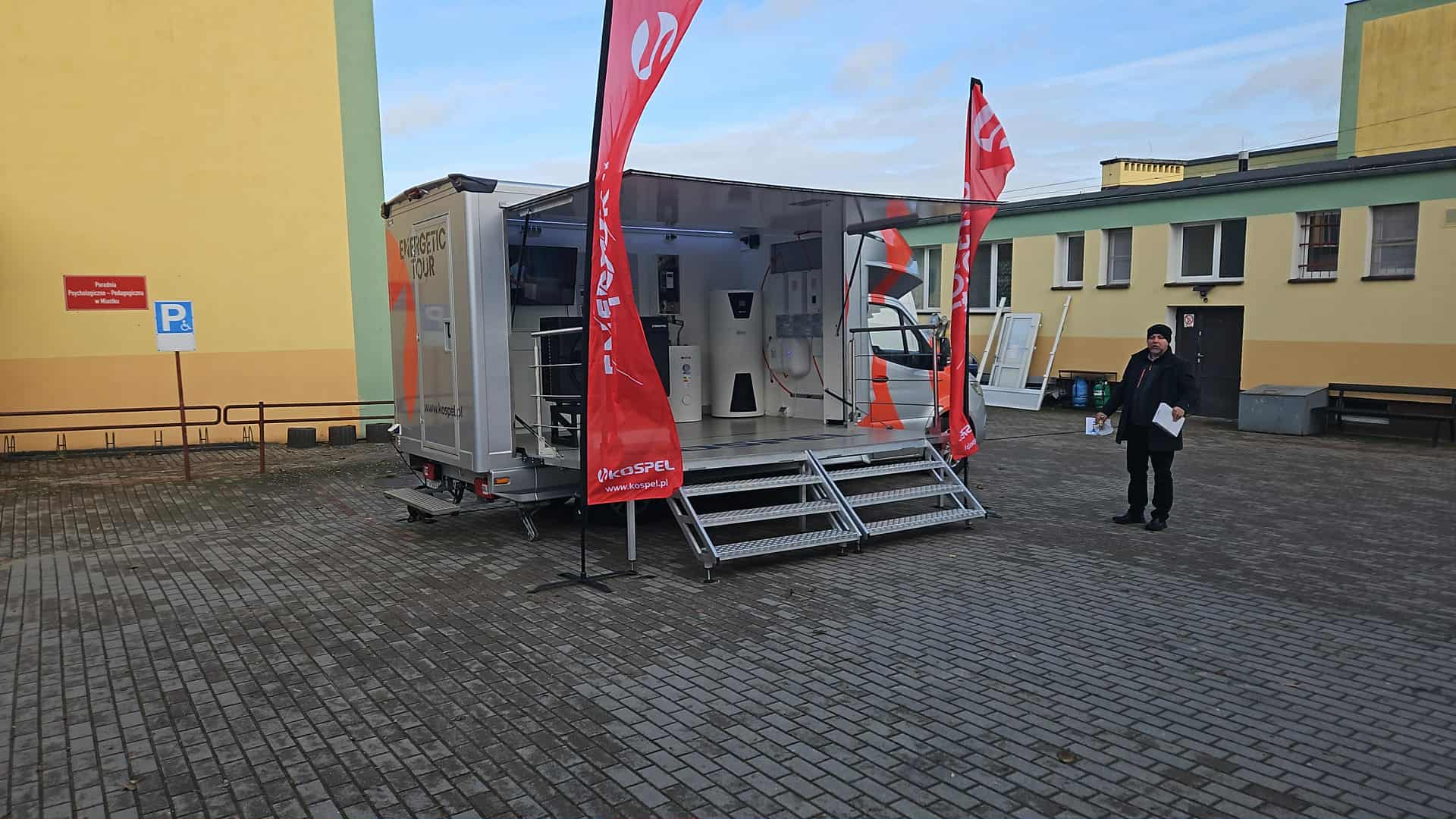 Auto pokazowe Kospel z prezentacją pompy ciepła i innych urządzeń