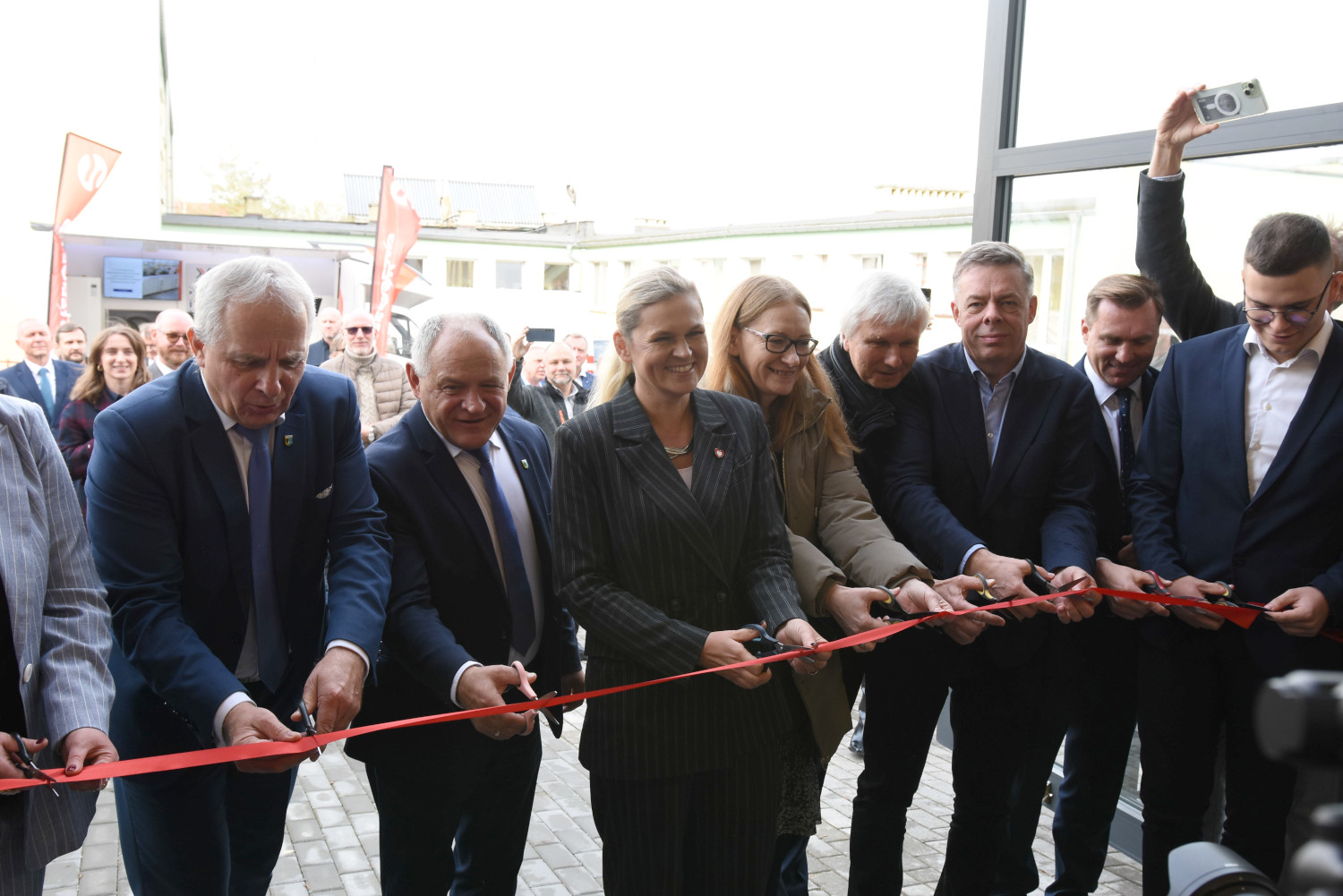 Uroczyste przecięcie wstęgi przez Minister Edukacji Barbarę Nowacką w towarzystwie władz lokalnych